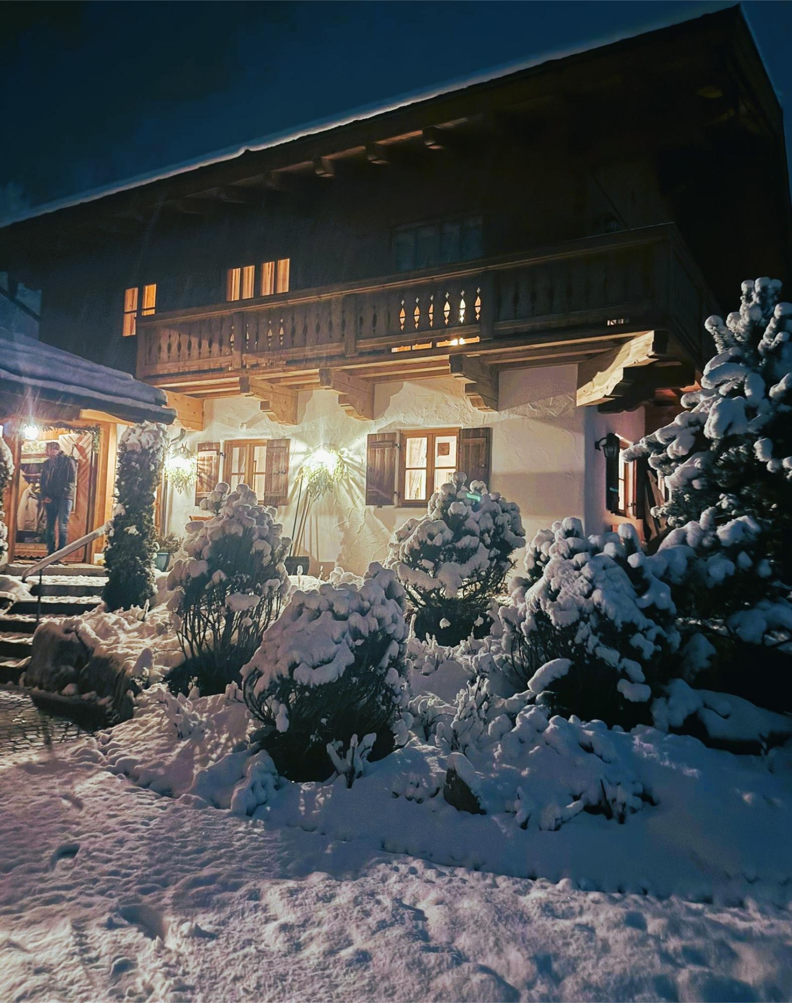Chalet in einer Winternacht