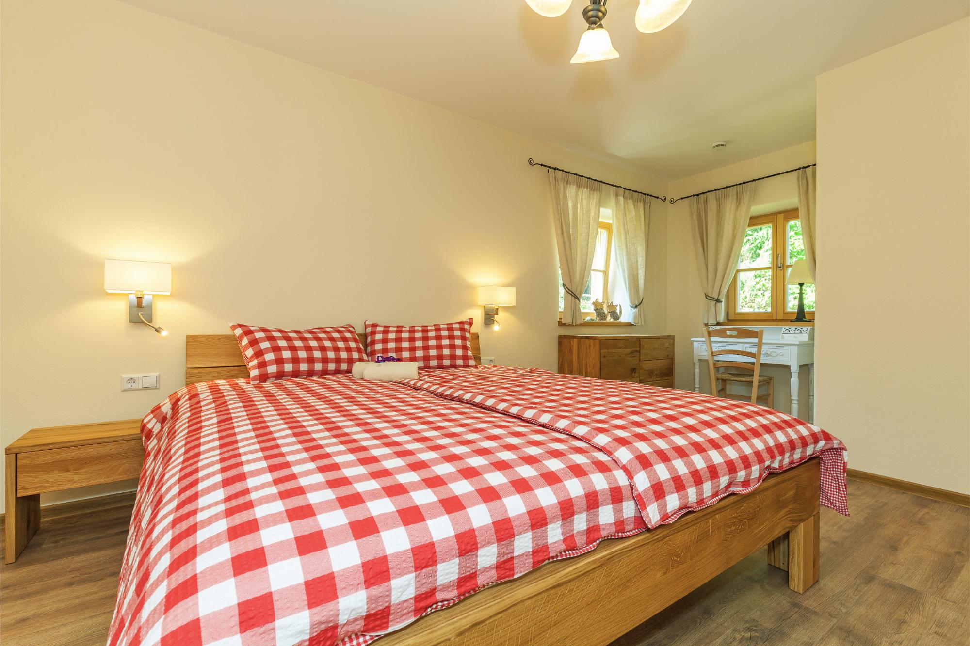 Schlafzimmer 1