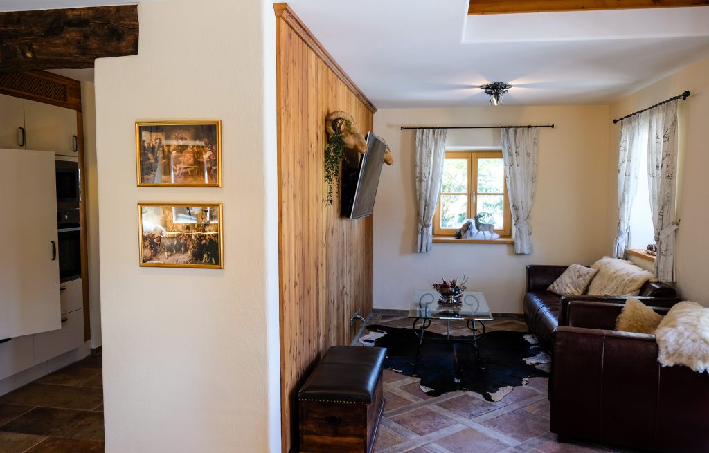 Küche und Fernsehecke im Chalet Weißblau
