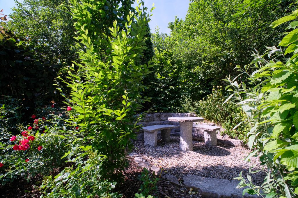 Steinsitz im Garten des Chalet Weißblau